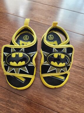 Batman Light Up Kids Yellow and Black Boys Summer Sandals Size 5/6